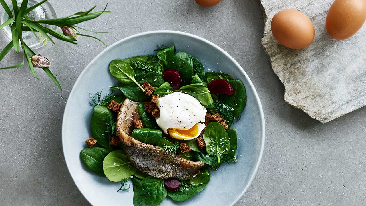 Matjessild og pocheret æg med spinat