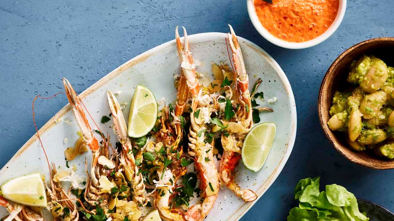 Gratinerede jomfruhummere med mandel og peberrod