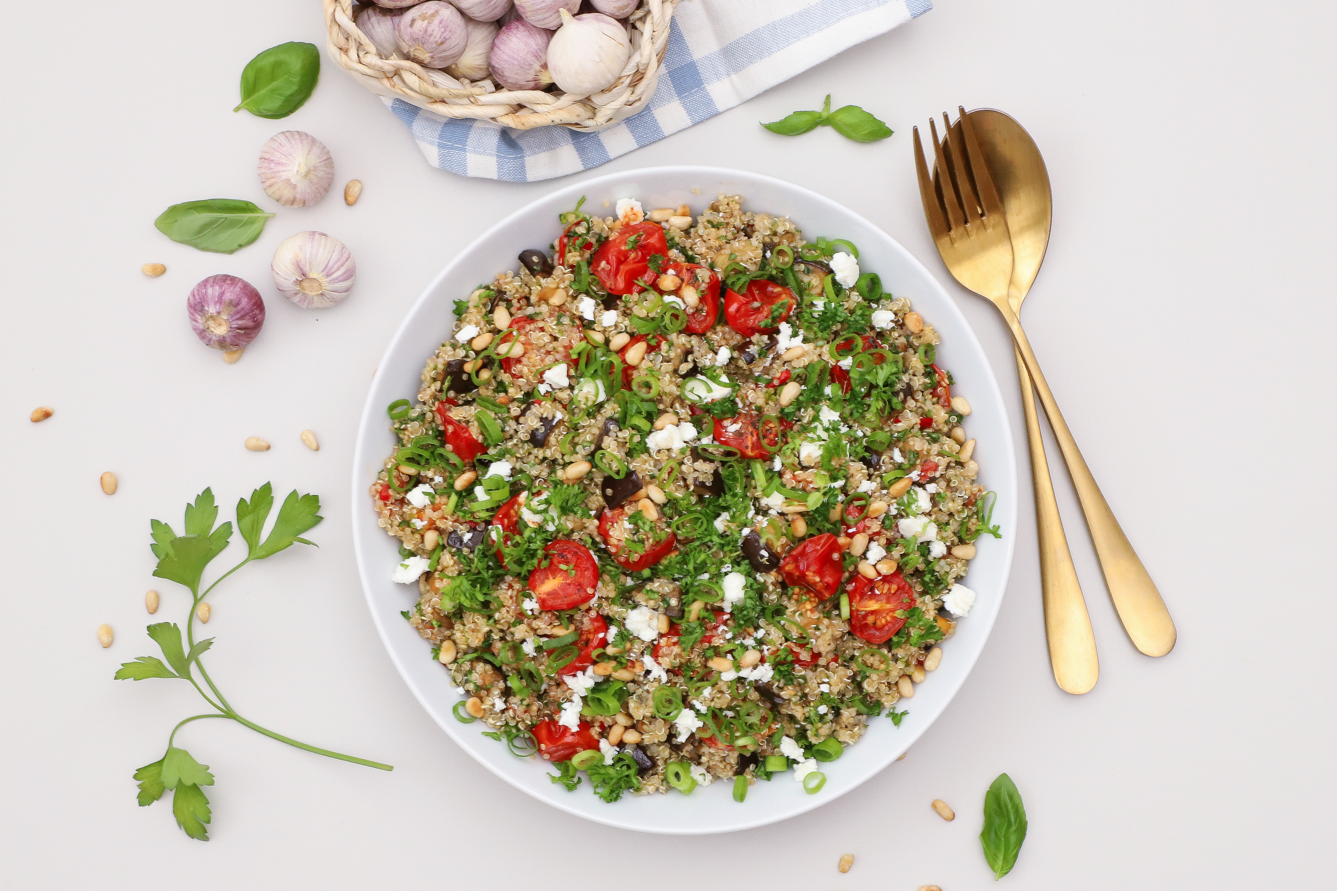 Quinoasalat med bagte tomater og aubergine