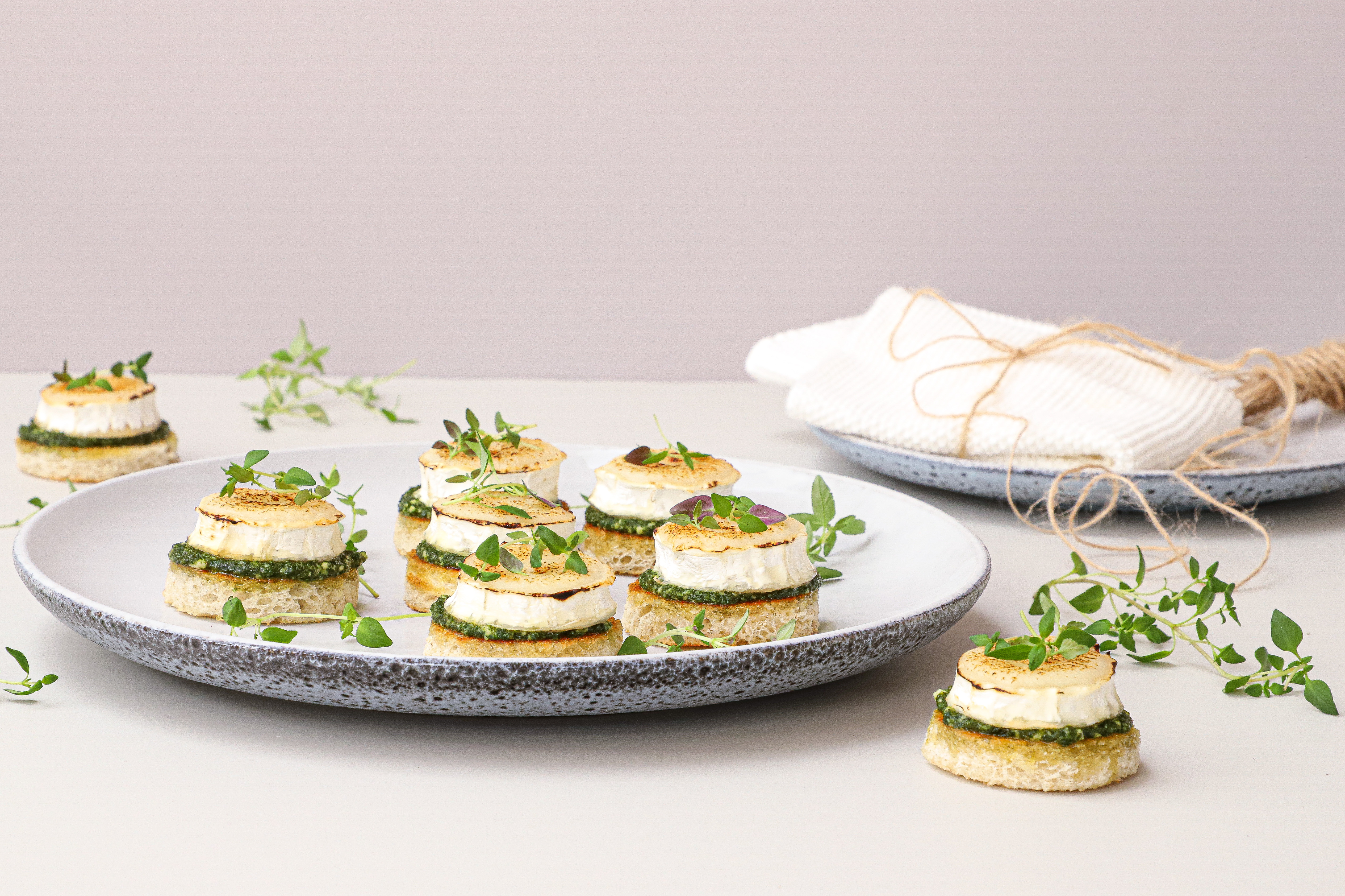 Smørristet franskbrød med pesto og gedeost