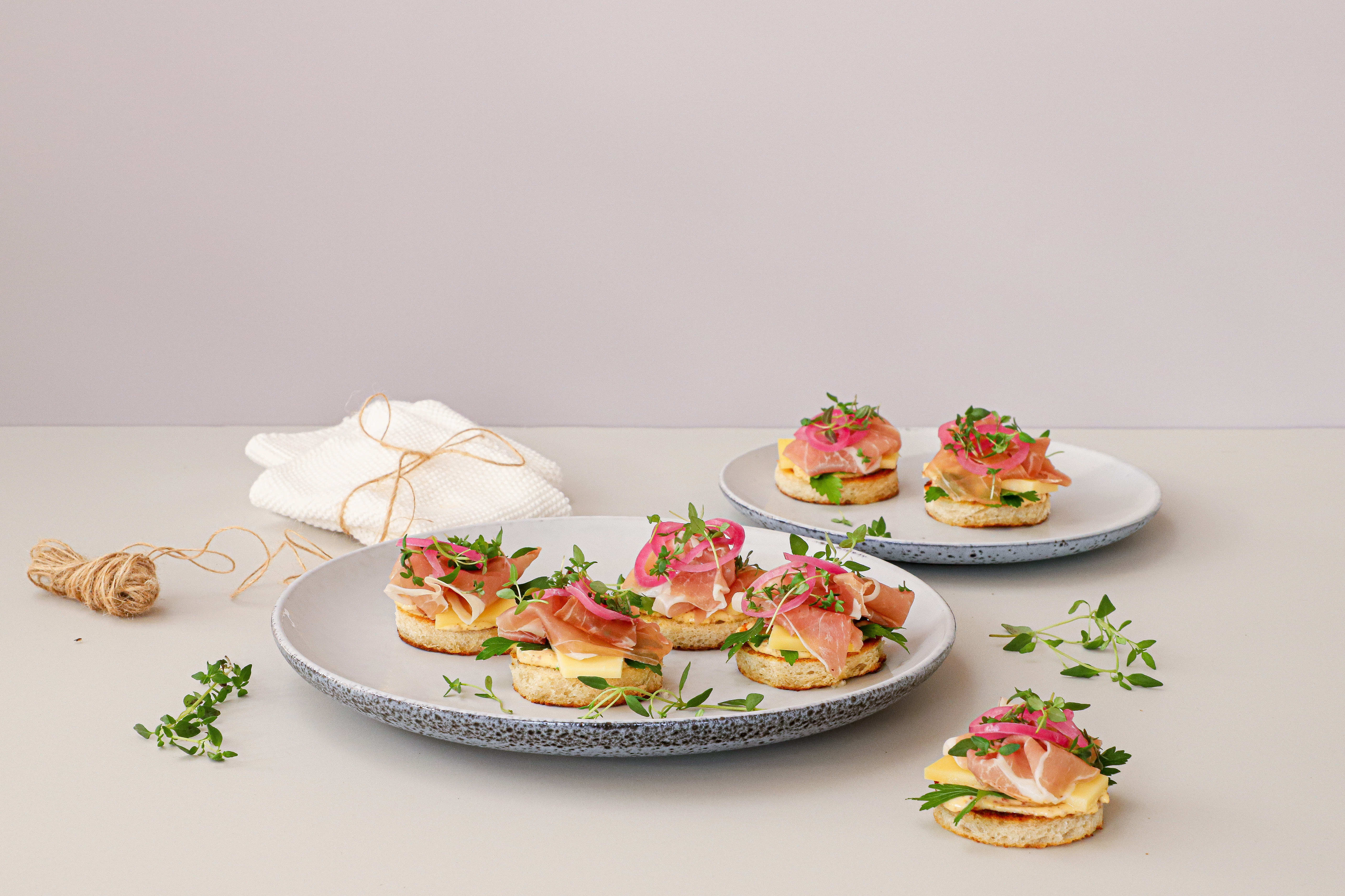Smørristet franskbrød med sennepsmayo, serrano og ost