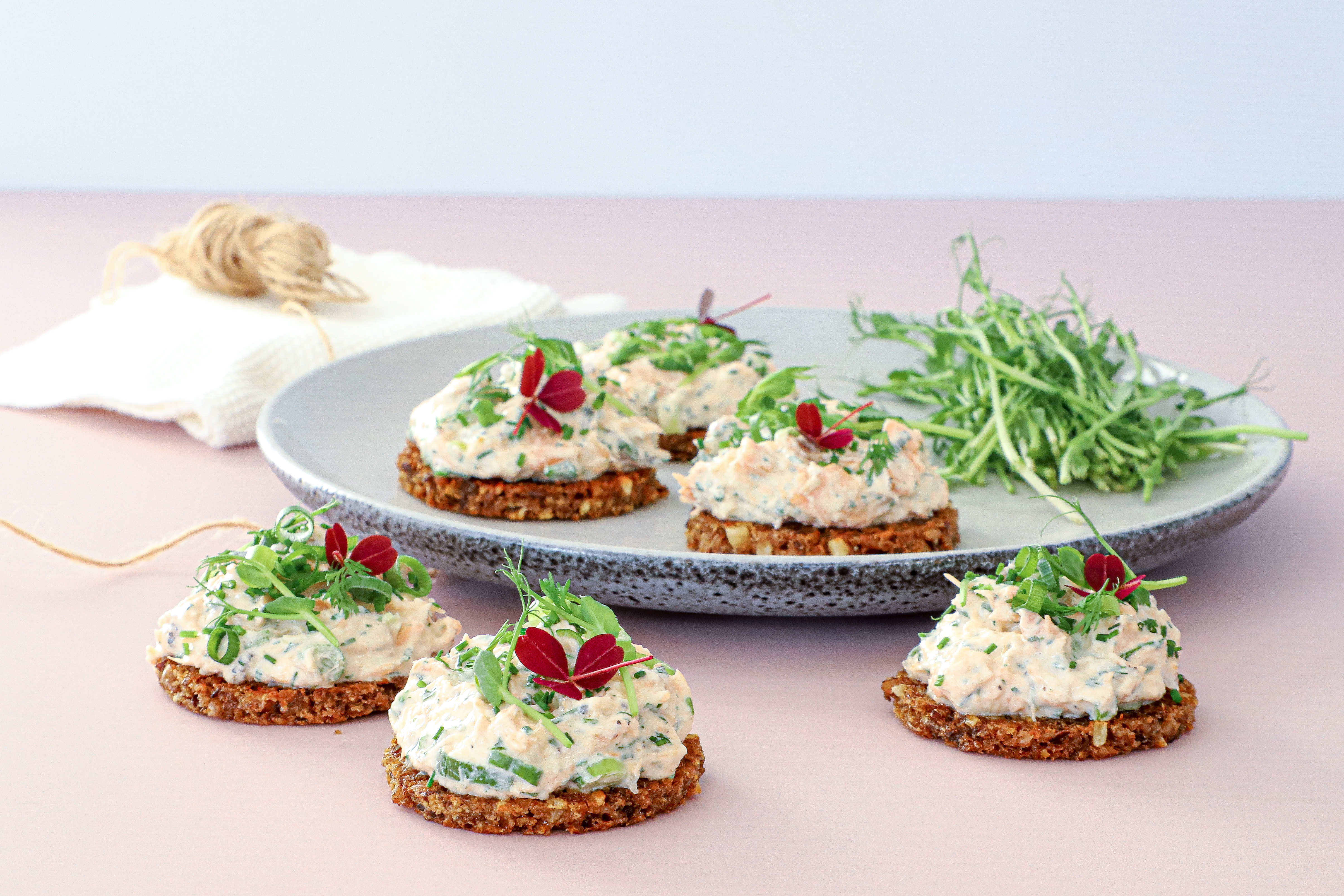 Smørristet rugbrød med varmrøget laksesalat
