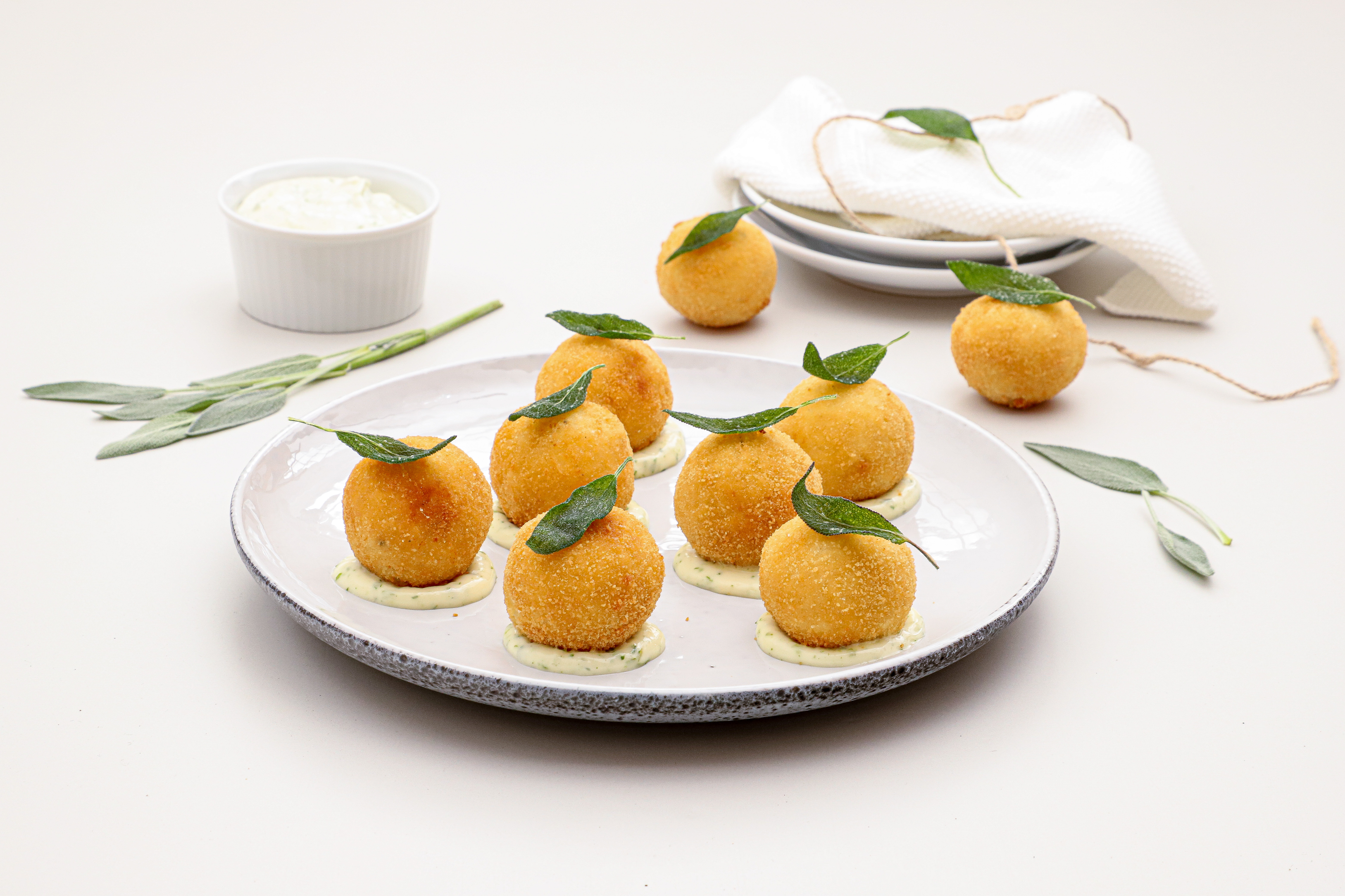 Arancini med estragonmayo og salvie