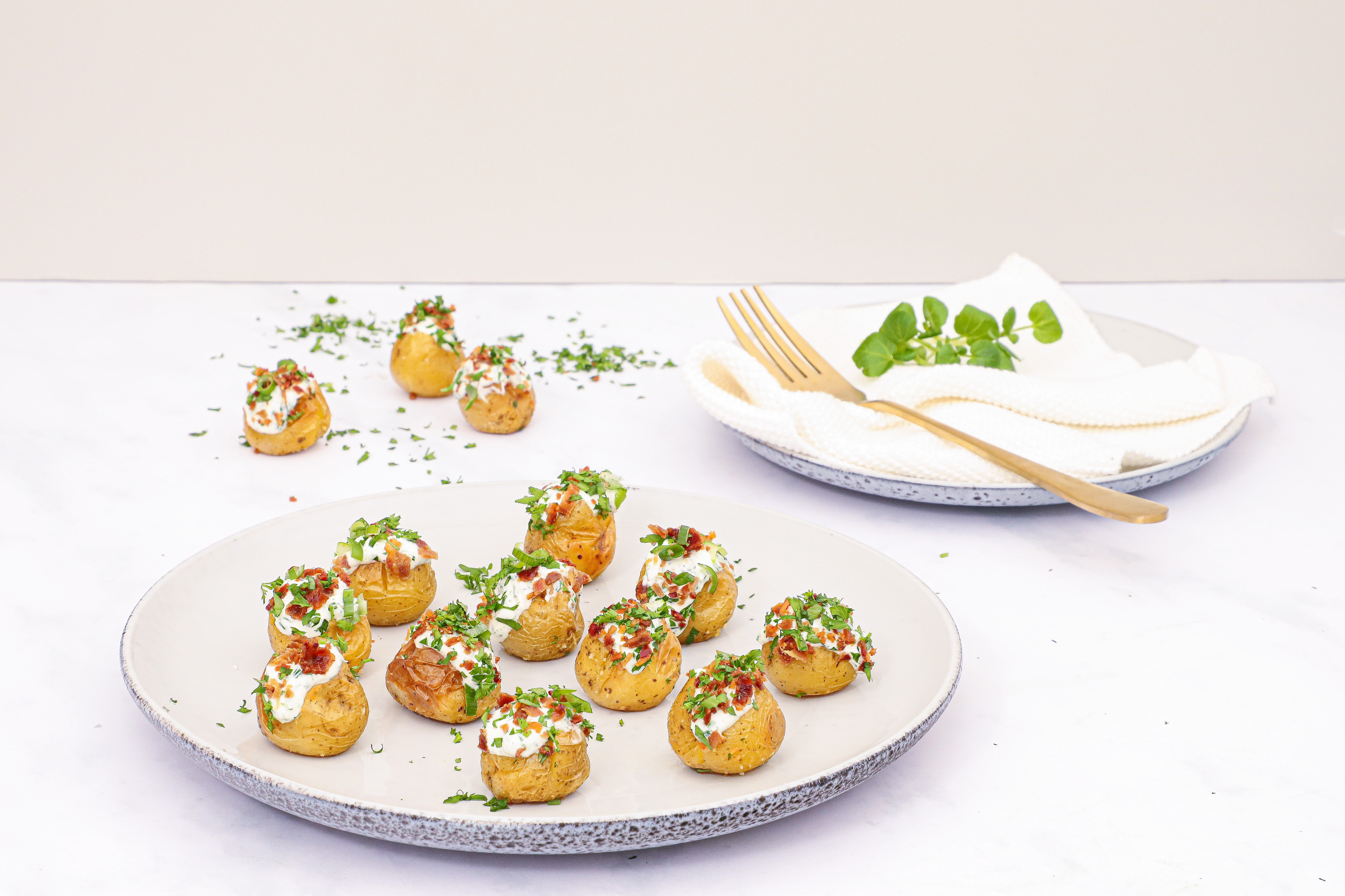 Kartofler med urtecreme og bacon