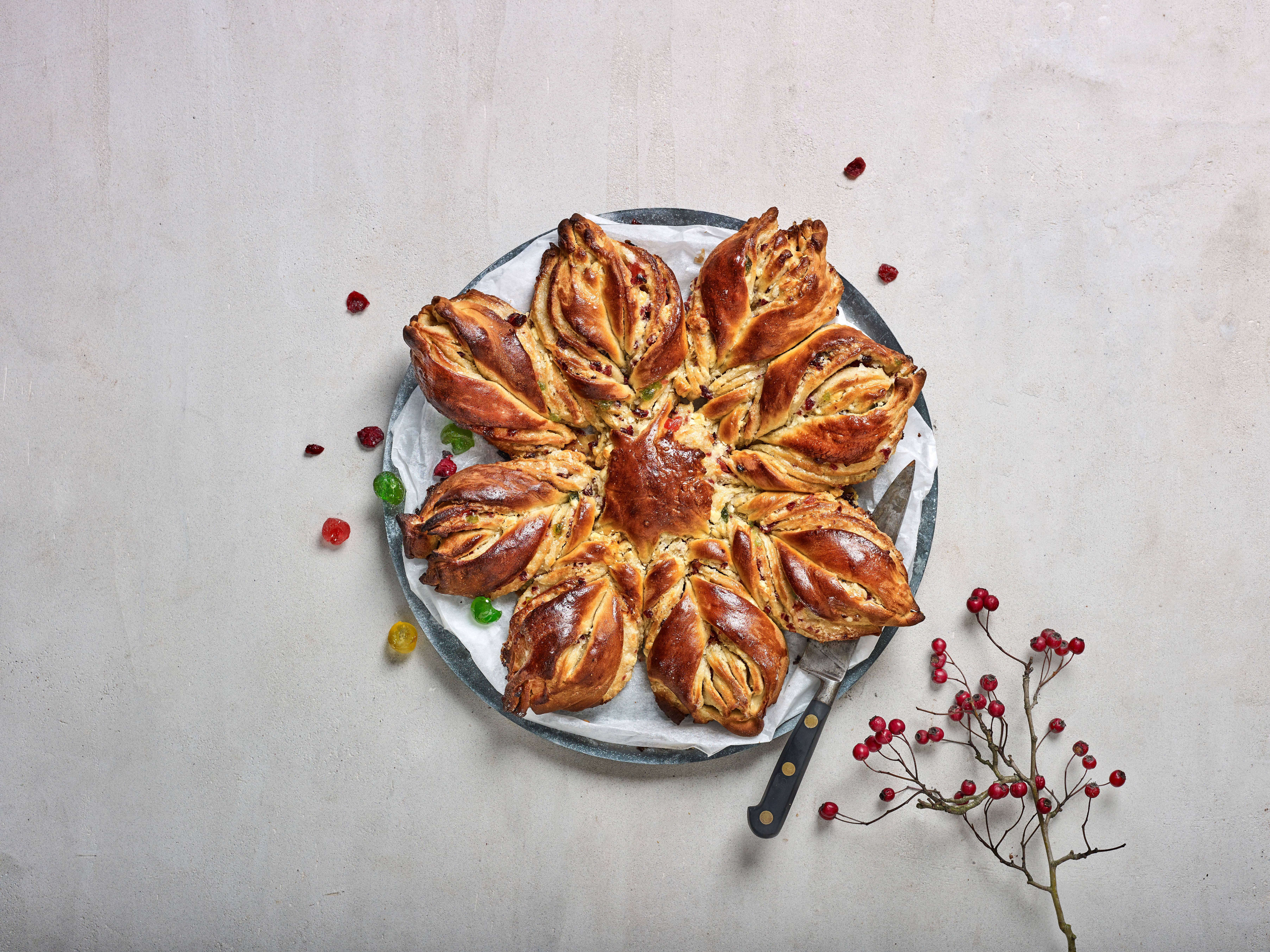 Julestjerne med røde bær og hvid chokolade