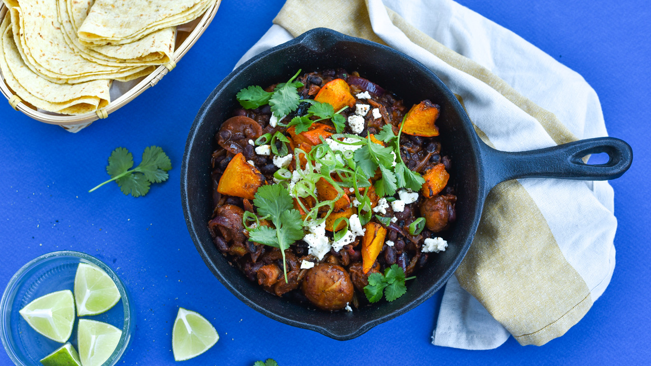 Mexibønnegryde med øl og bagt græskar