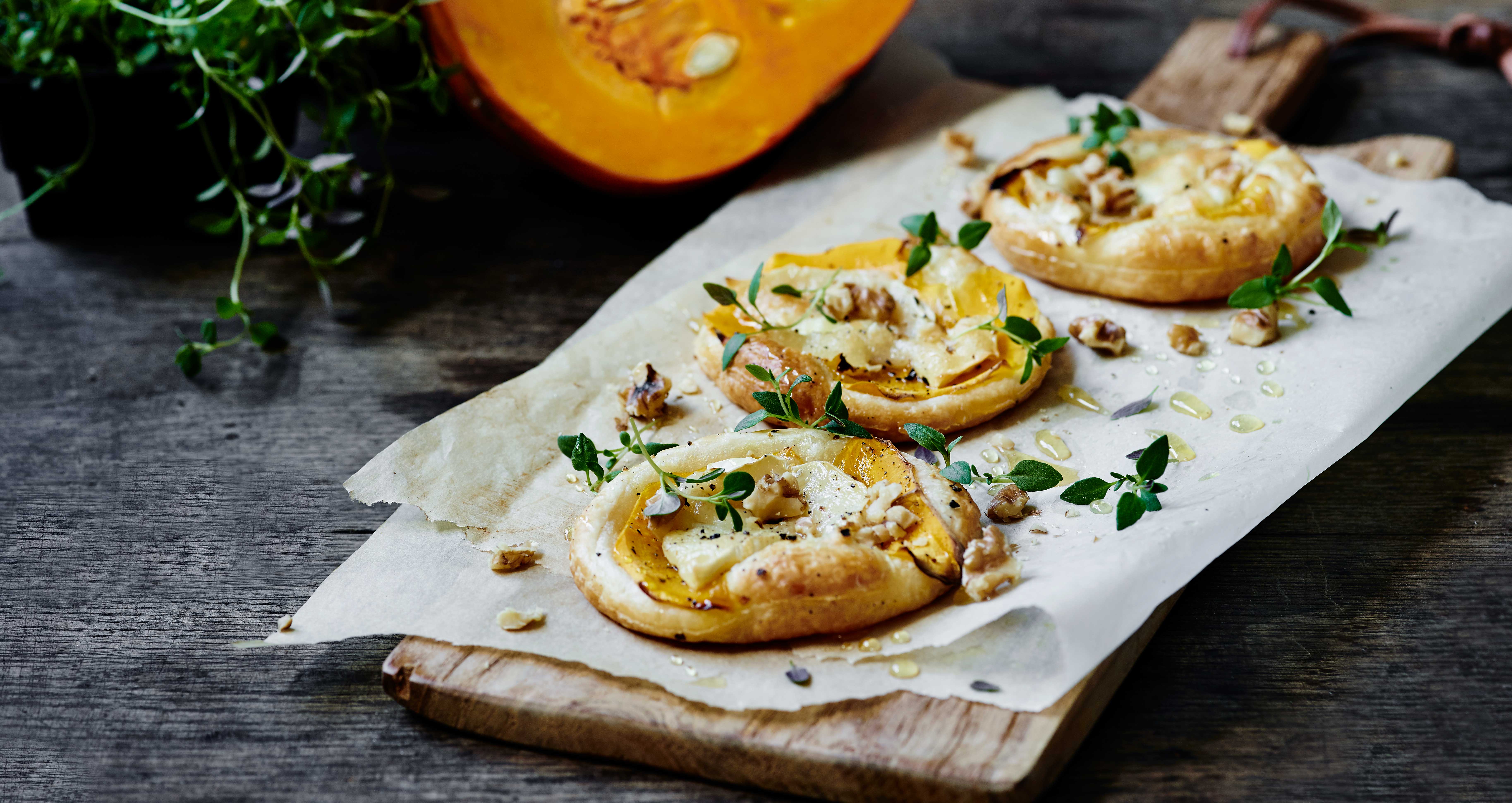 Butterdejspizza med græskar og gedeost