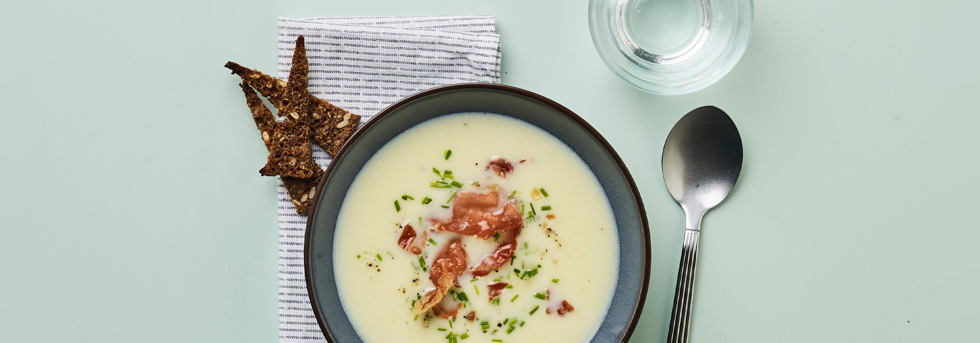 Kartoffelsuppe med porre, sprød skinke og purløg