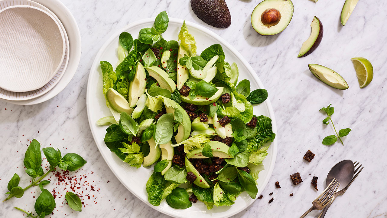Avocadosalat med sprødt rugbrød