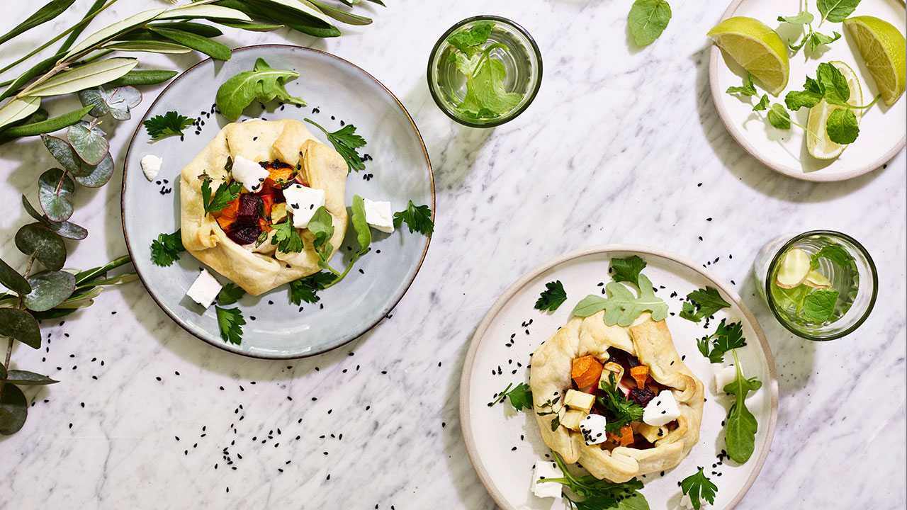Mini rod-frugttærter  med rucola, gedeost og nigella