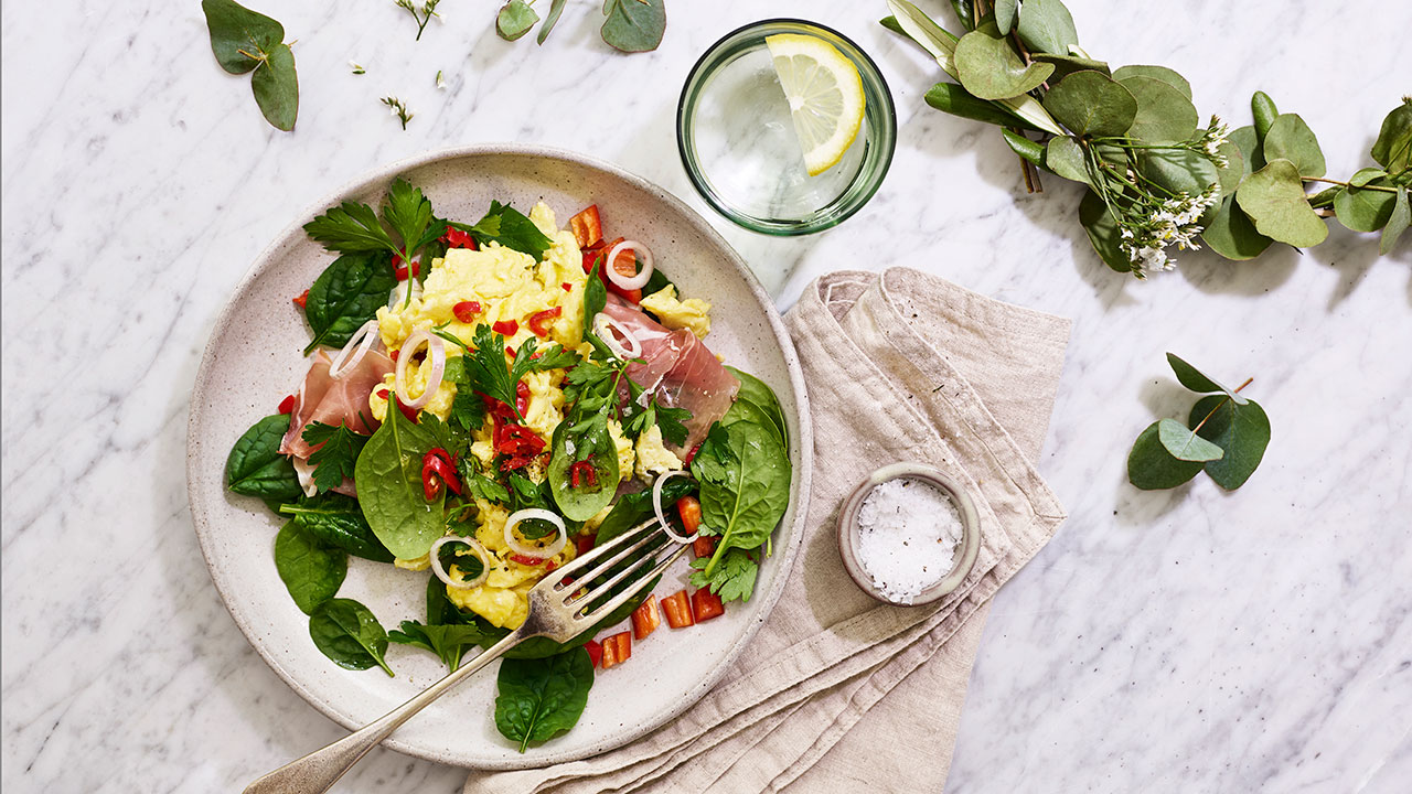 Skinke med spicy røræg og grønt