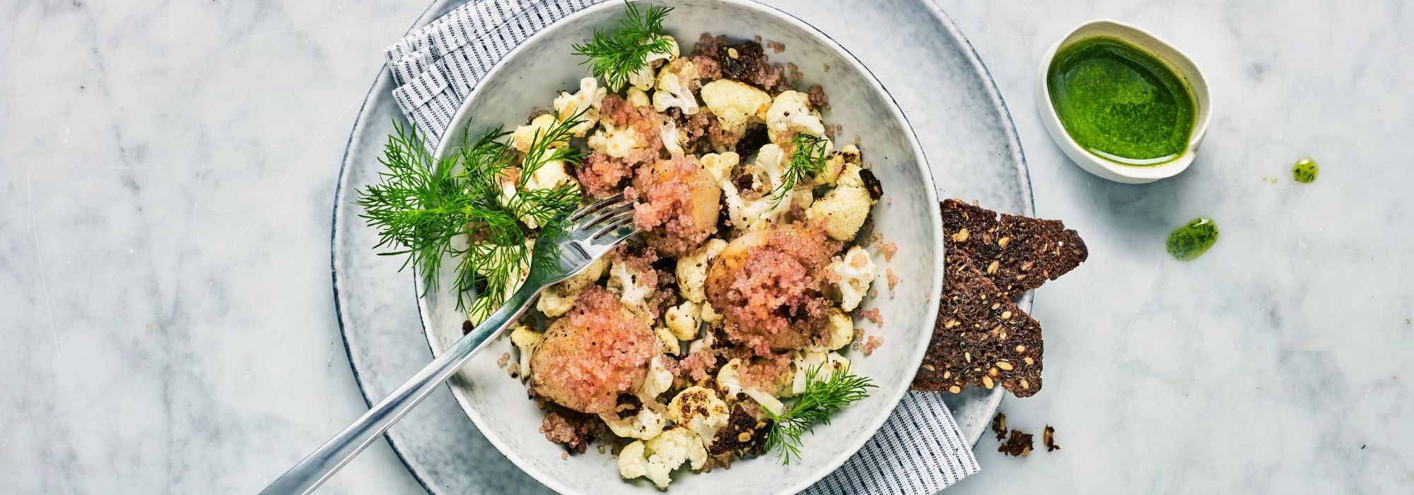 Kammuslinger med stenbiderrogn, blomkål og purløgsolie