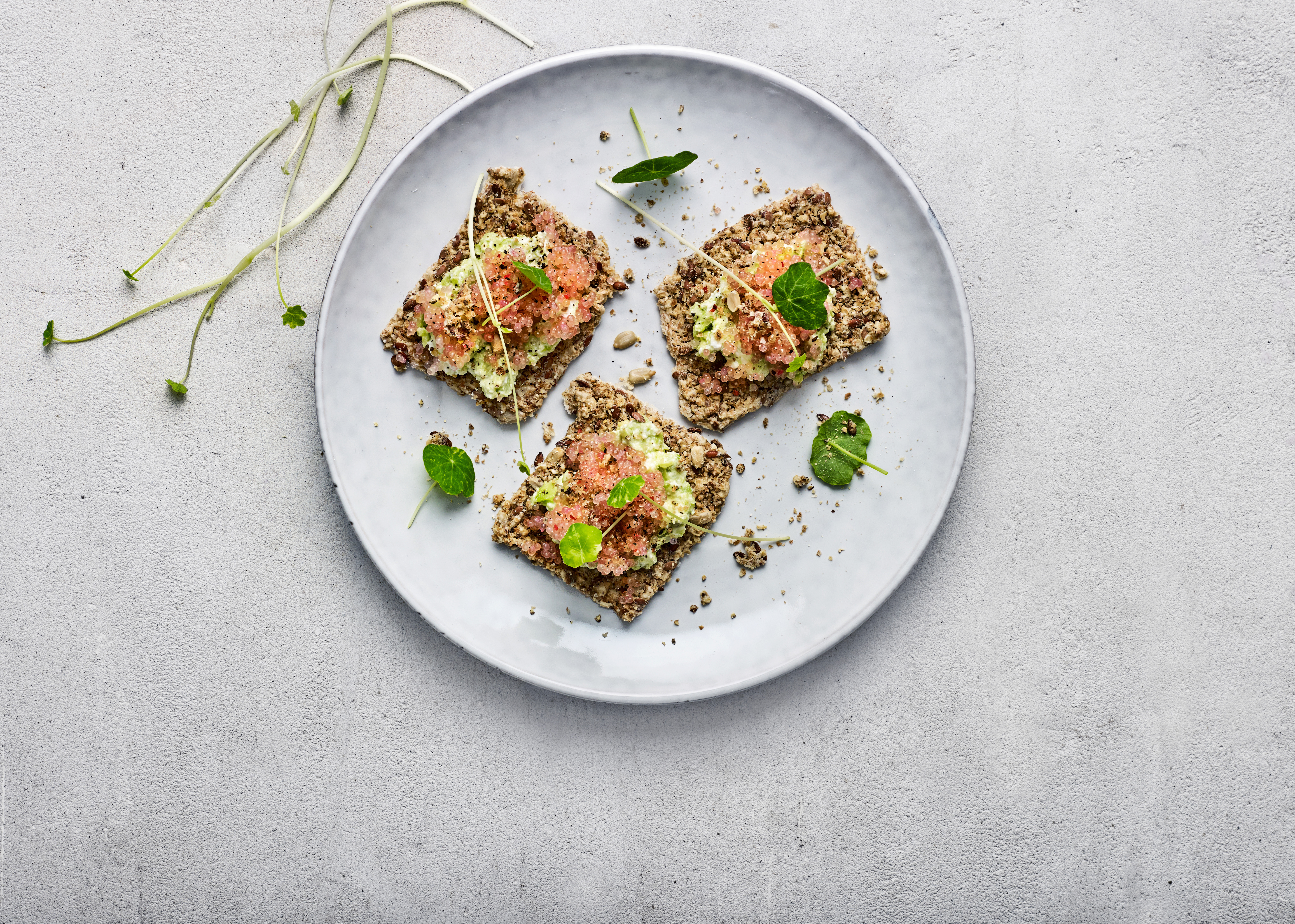 Kerneknækbrød med stenbiderrogn og avokadocreme