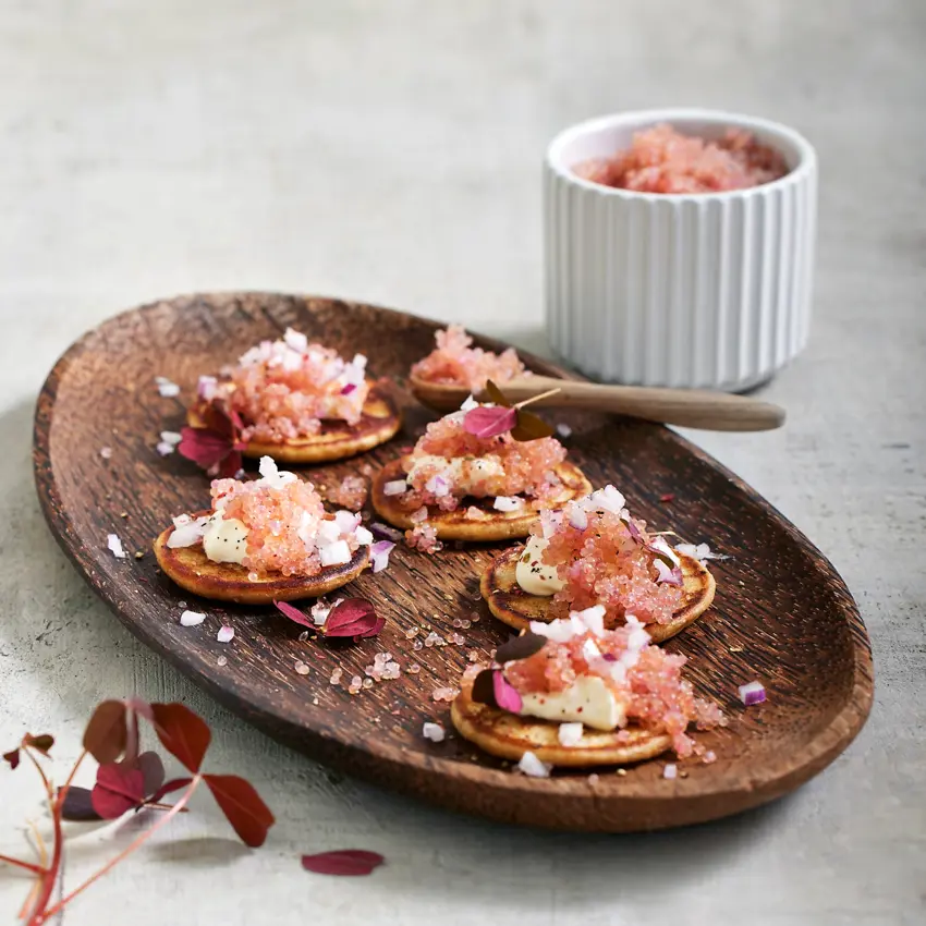 Blinis med rogn, rødløg, purløg og cremefraiche