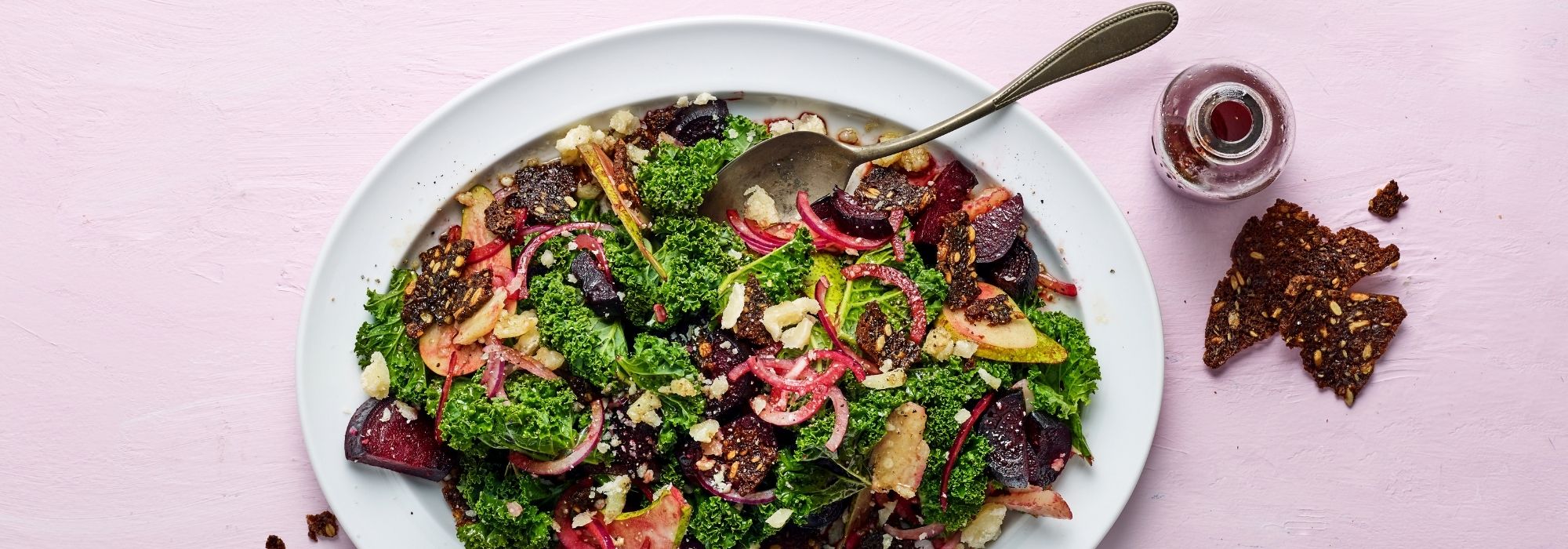 Grønkålssalat med pære, ost, bagte rødbeder og rugbrød