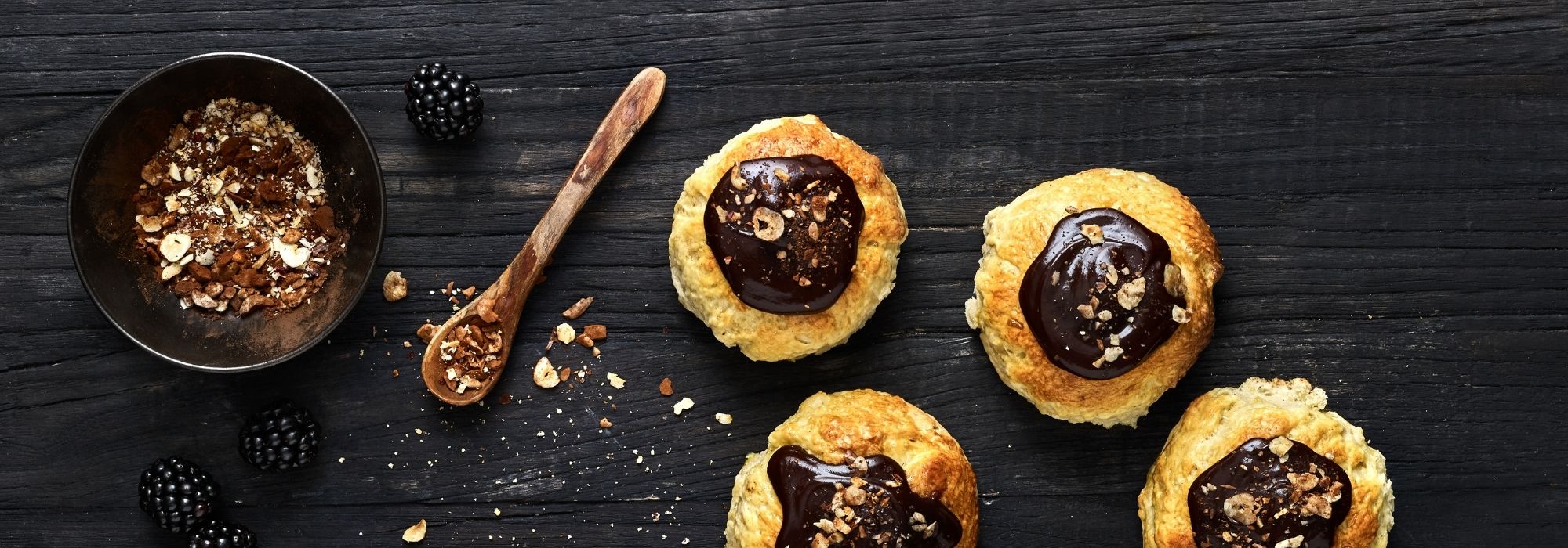 Fastelavnsboller med marcipanremonce og hasselnøddeflager