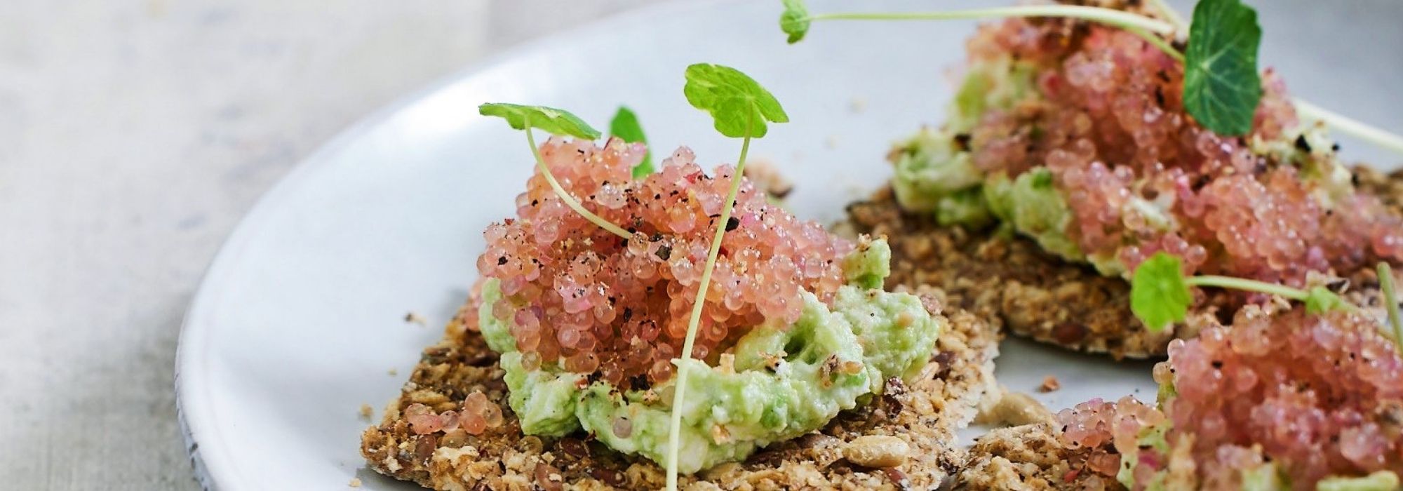 Kerneknækbrød med stenbiderrogn og avokadocreme