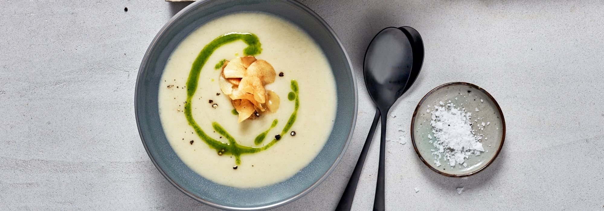 Jordskokkesuppe med kartofler og persilleolie