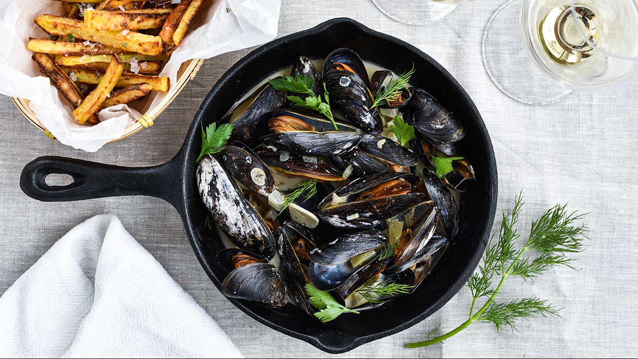 Moules frites – muslinger i hvidvinssauce med ovnfritter