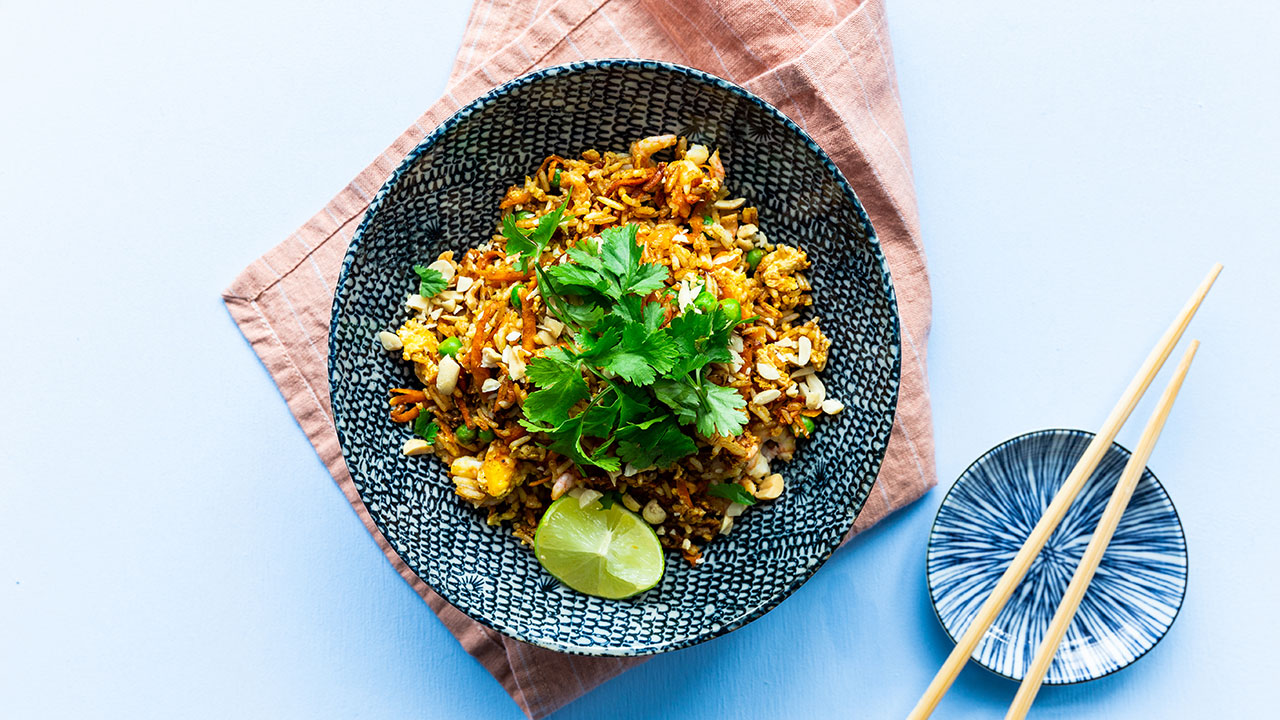 Stegte ris med æg og rejer