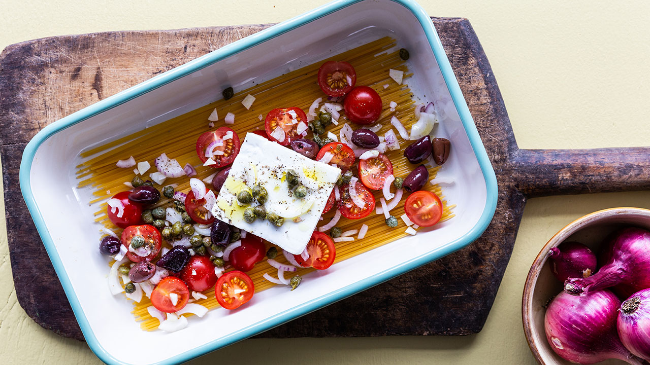 Pasta i fad med feta og cherrytomater