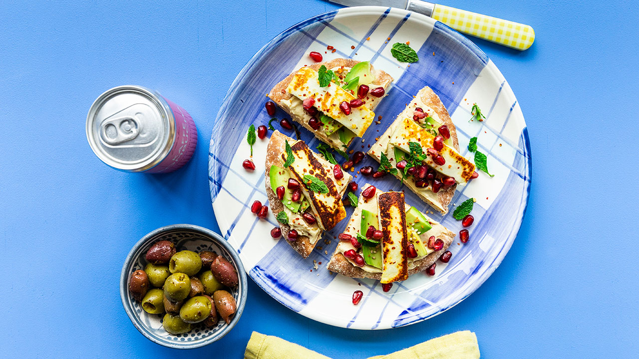 Fladbrød med hummus, halloumi og granatæble