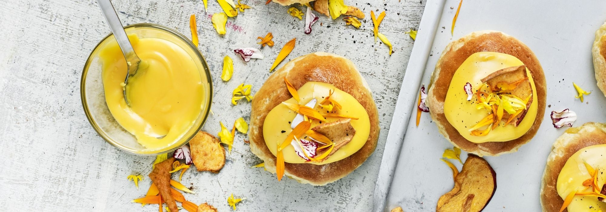 Fastelavnsboller med æbler og marcipan