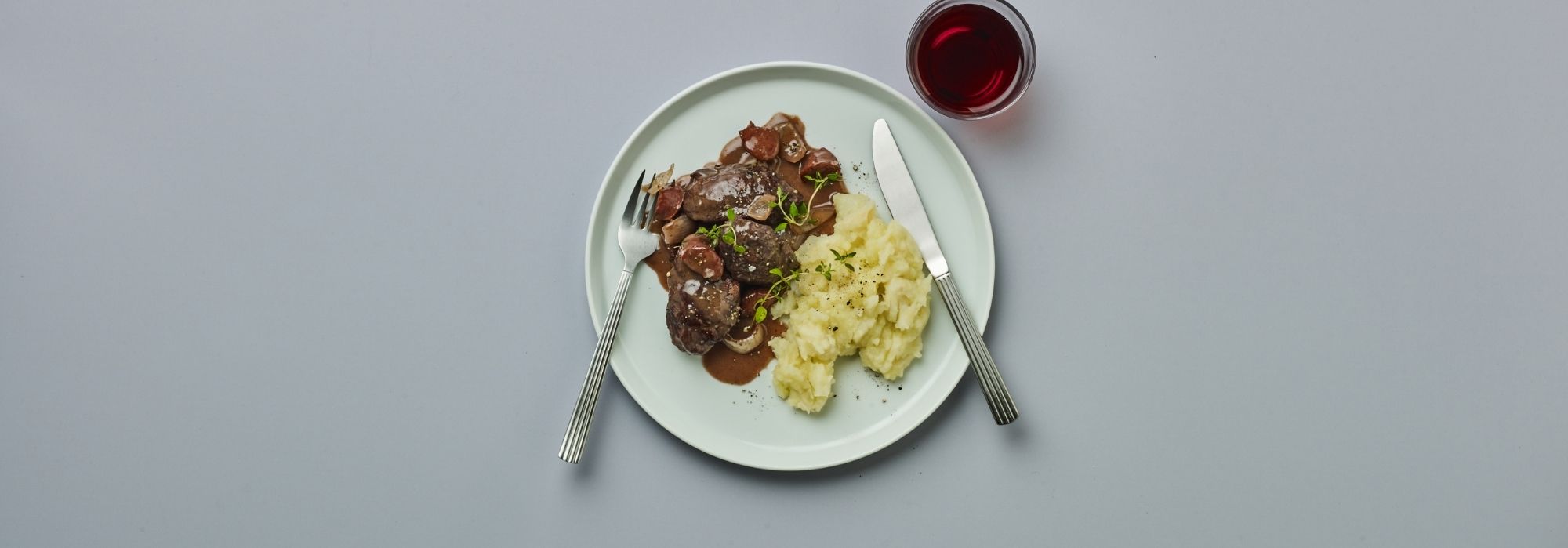 Grisekæber kogt i rødvin med chorizo pølse og sellerimos