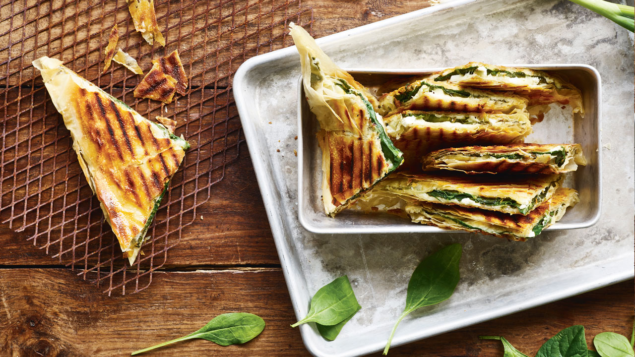 Sprøde filotrekanter  med feta og spinat