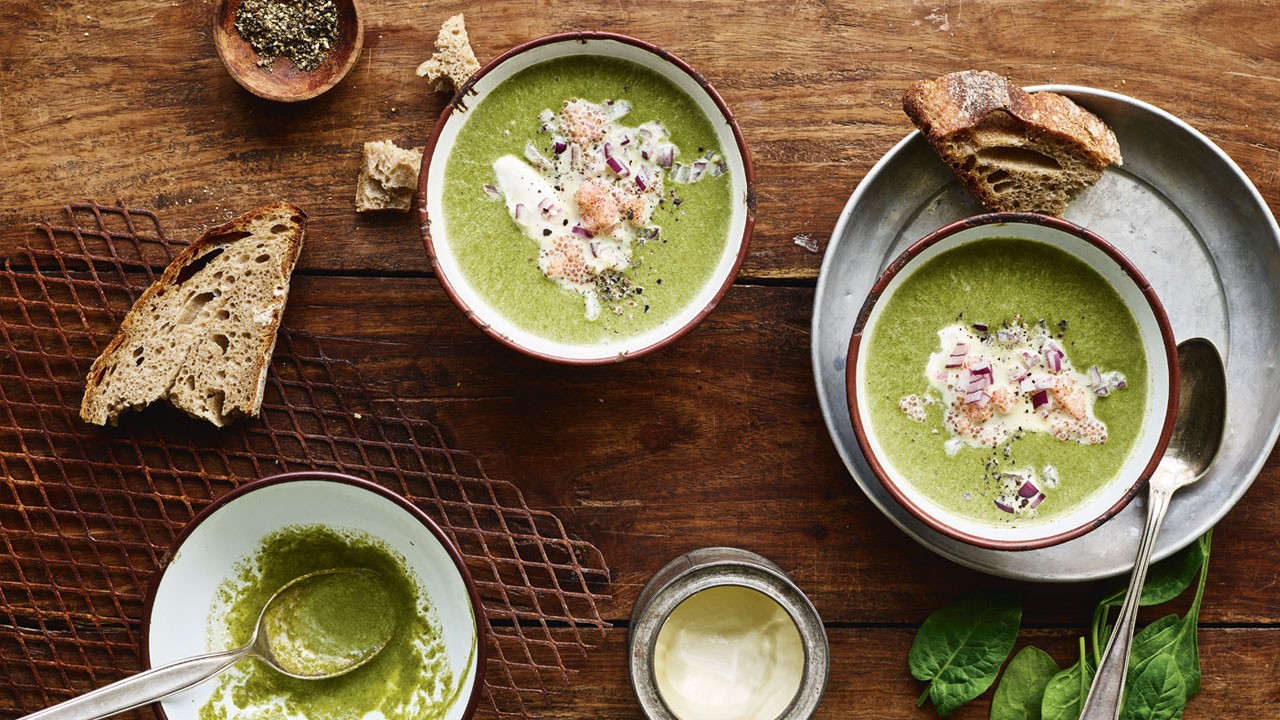 Spinatsuppe med stenbiderrogn og rødløg