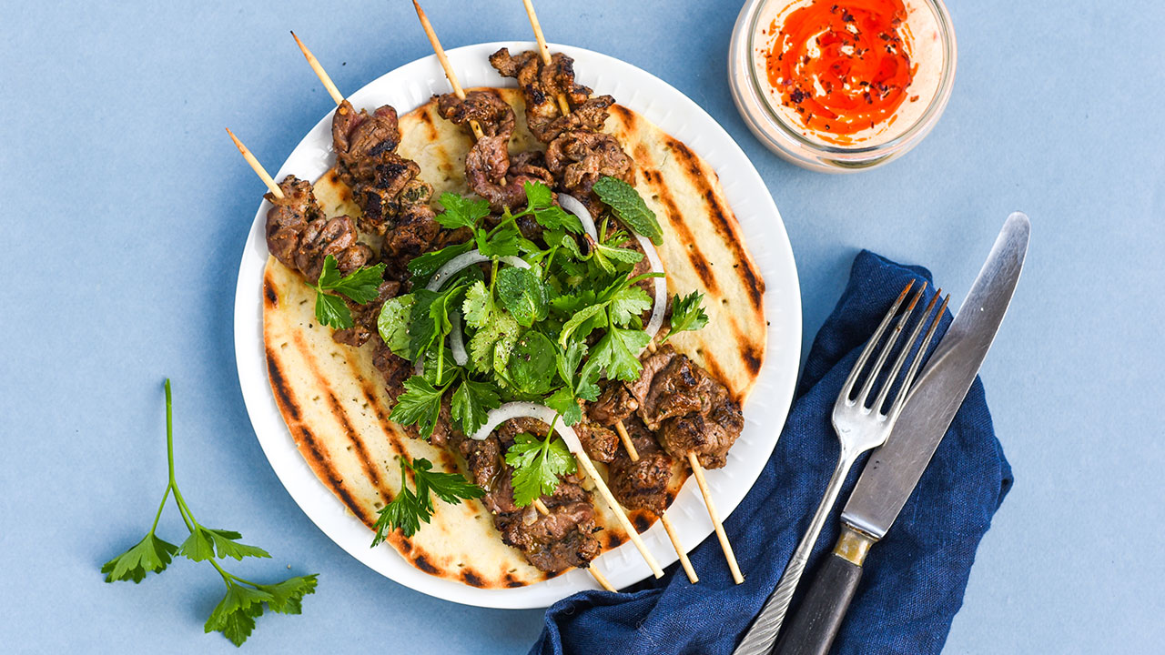 Shish kebab af lam med chilicreme og urtesalat