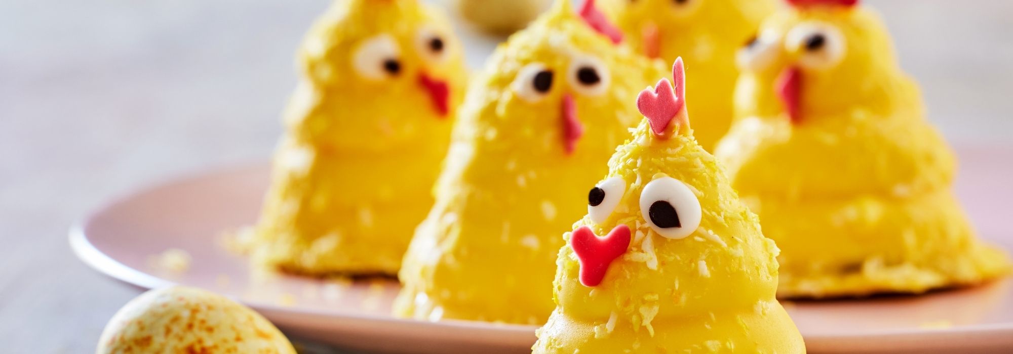 Flødeboller forklædt som påskekyllinger