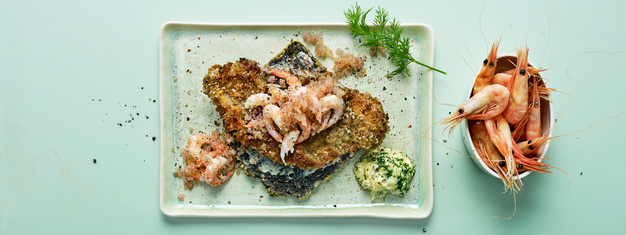 Smørrebrød med paneret rødspættefilet med fjordrejer og stenbiderrogn