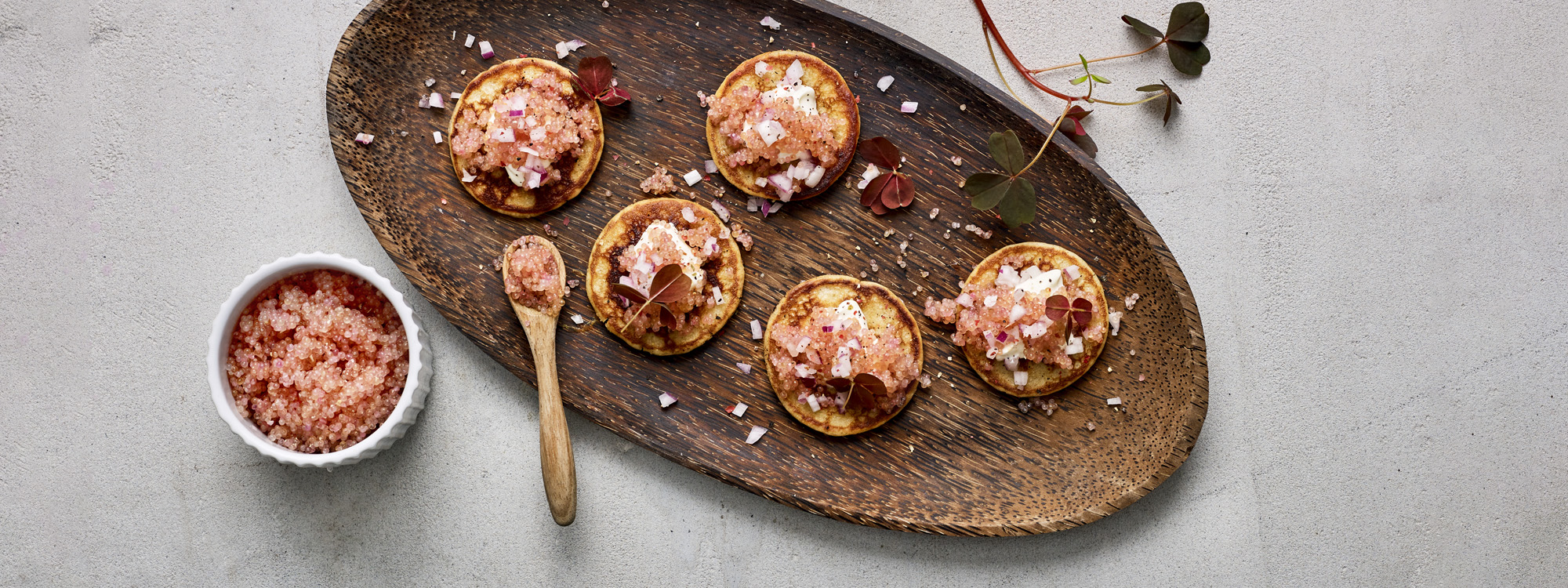 Blinis med stenbiderrogn, rødløg og creme fraiche