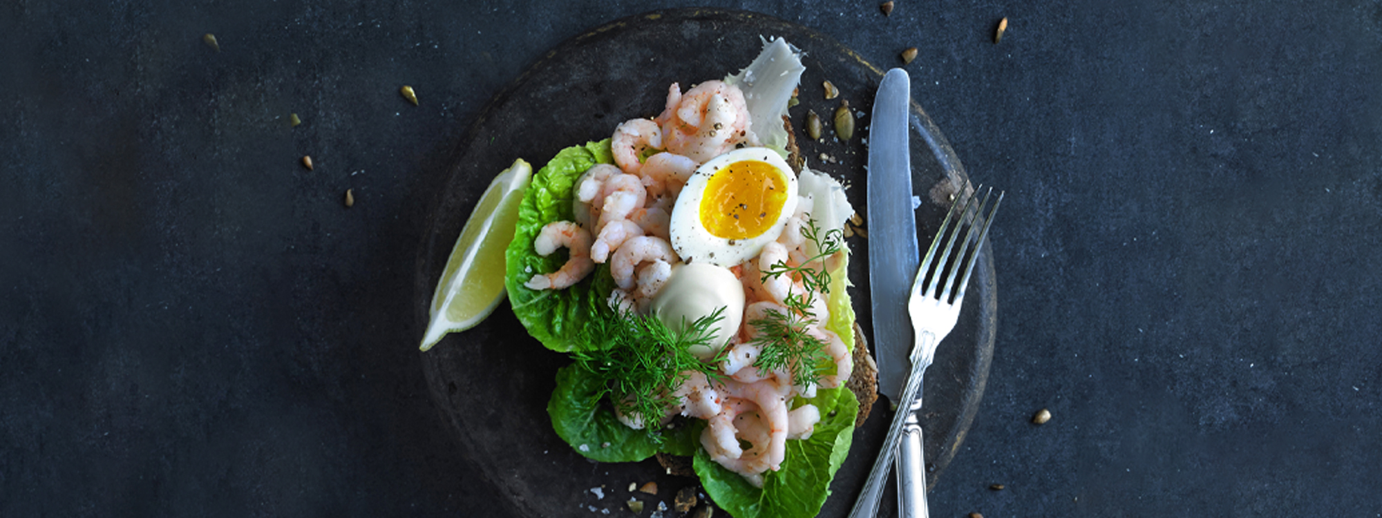 Smørrebrød med æg og rejer
