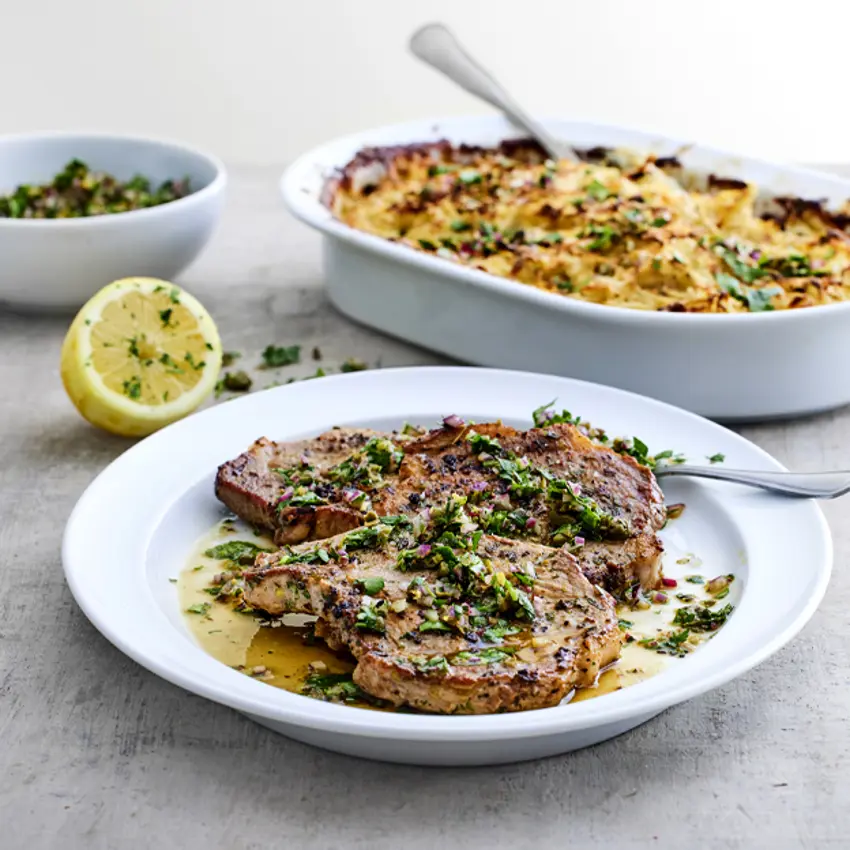 Rosmarinstegte nakkekoteletter med sellerigratin og persillesalsa