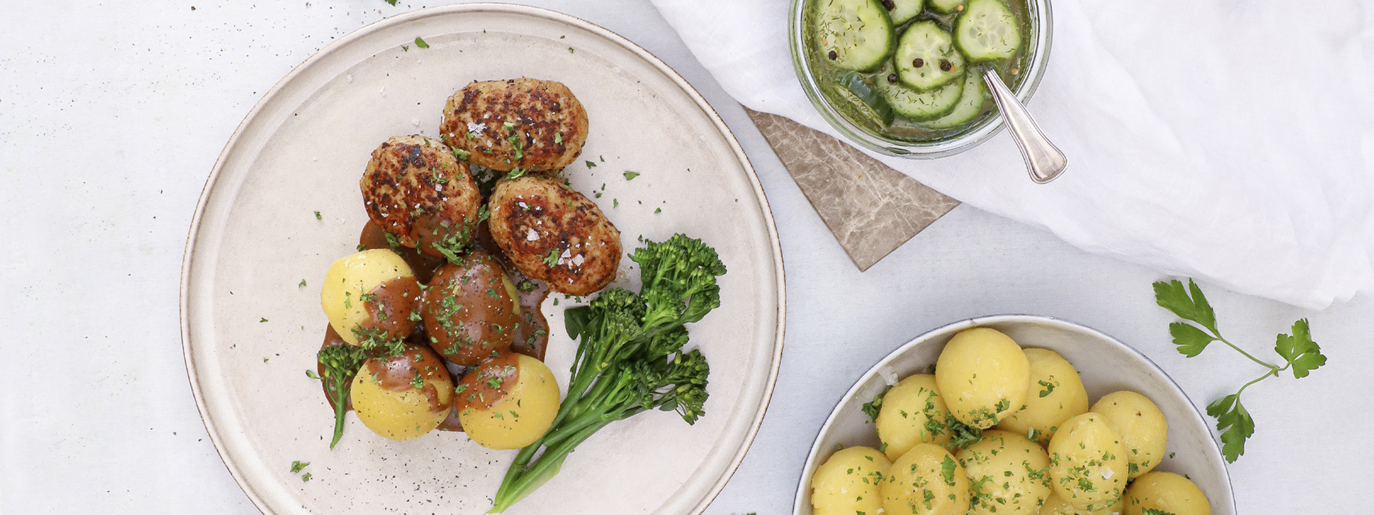 Frikadeller med kartofler, sauce og surt