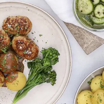 Frikadeller med kartofler, sauce og surt
