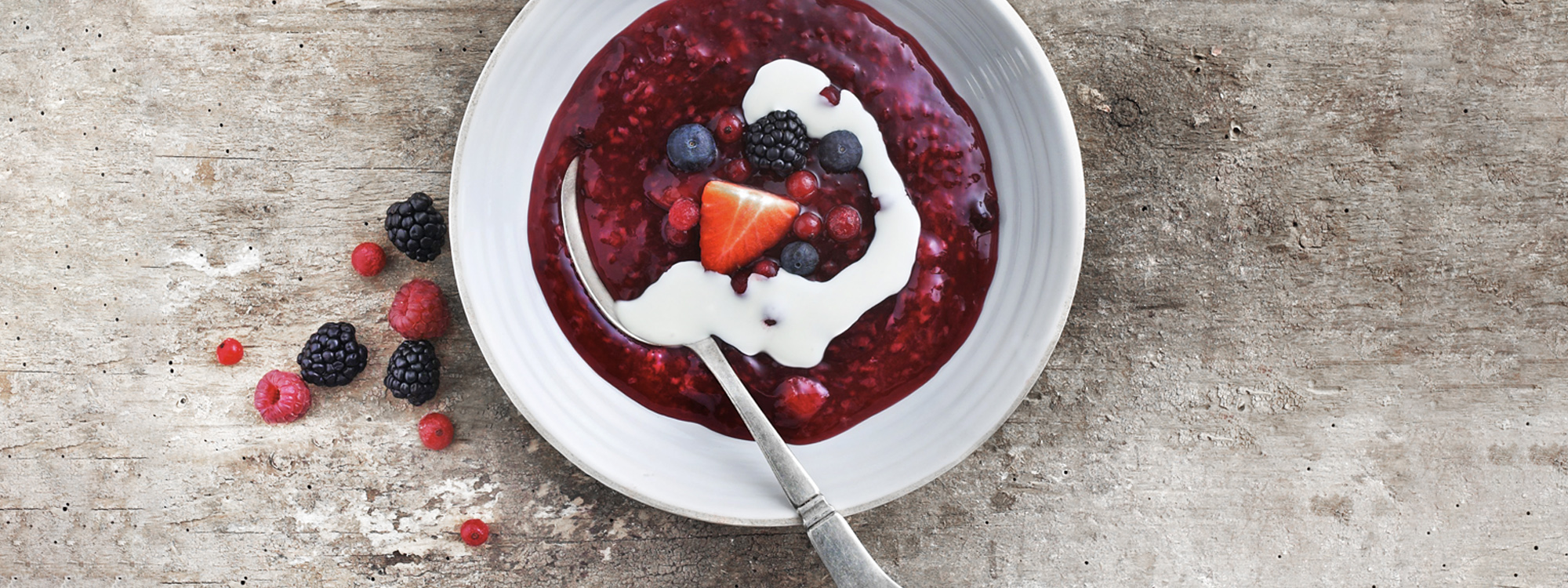 Rødgrød med forskellige bær, rabarber og ribs