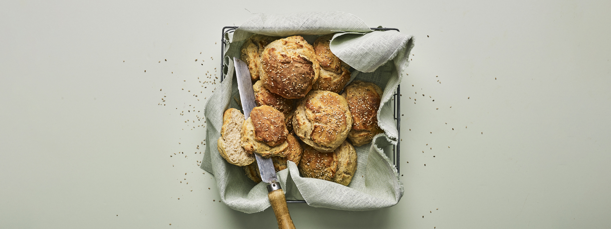 Kærnemælksboller med sesam - koldhævede