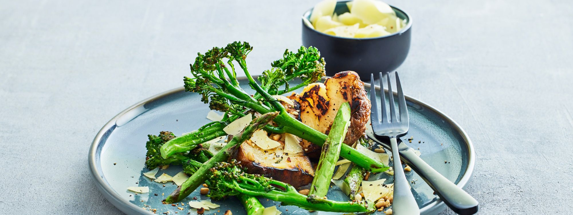 Bagt knoldselleri med vesterhavsost og grillet grønt