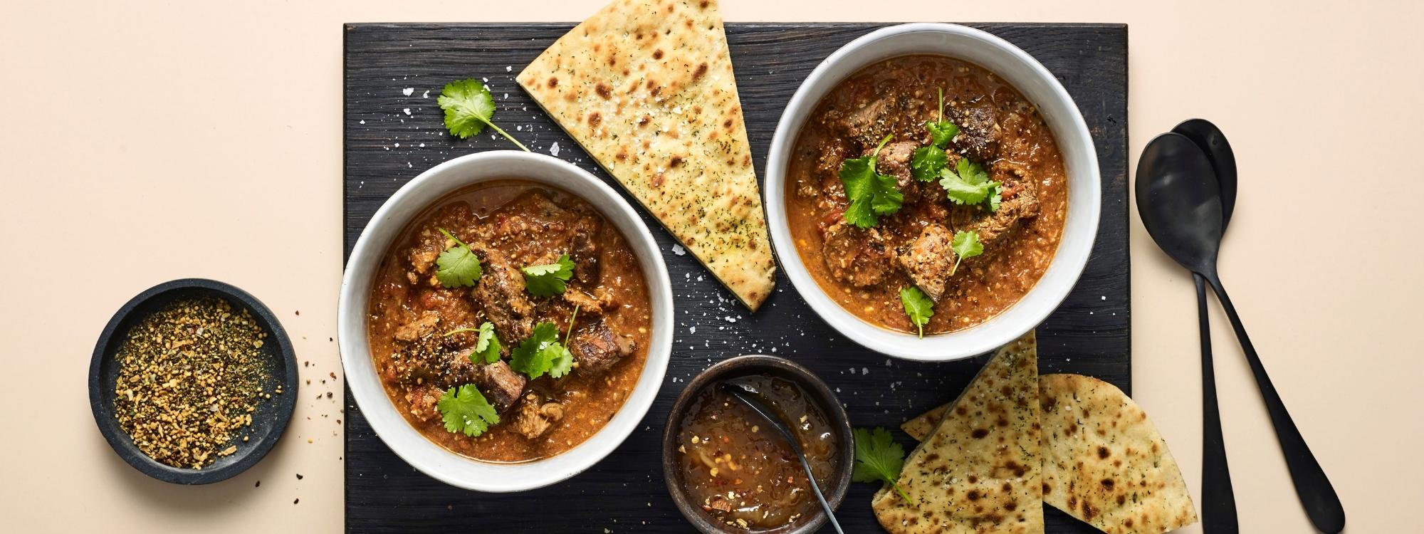 Indisk lammegryde med ris og frisk koriander