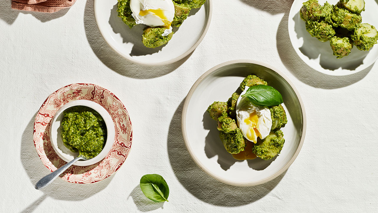 Nye kartofler med avocadobasilikumpesto og pocheret æg