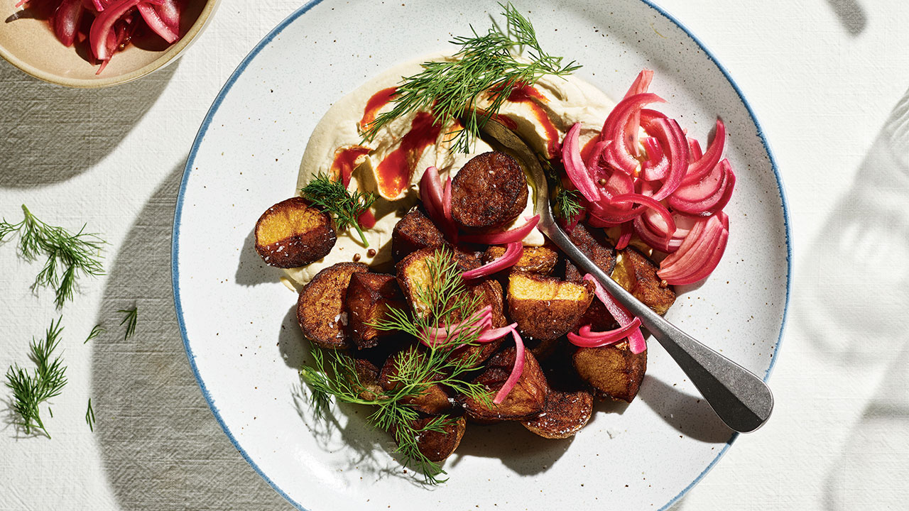 Krydrede bagte, nye kartofler med cremet hummus