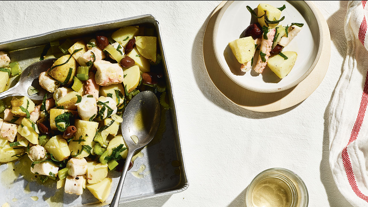 Lun salat med blæksprutte og nye kartofler