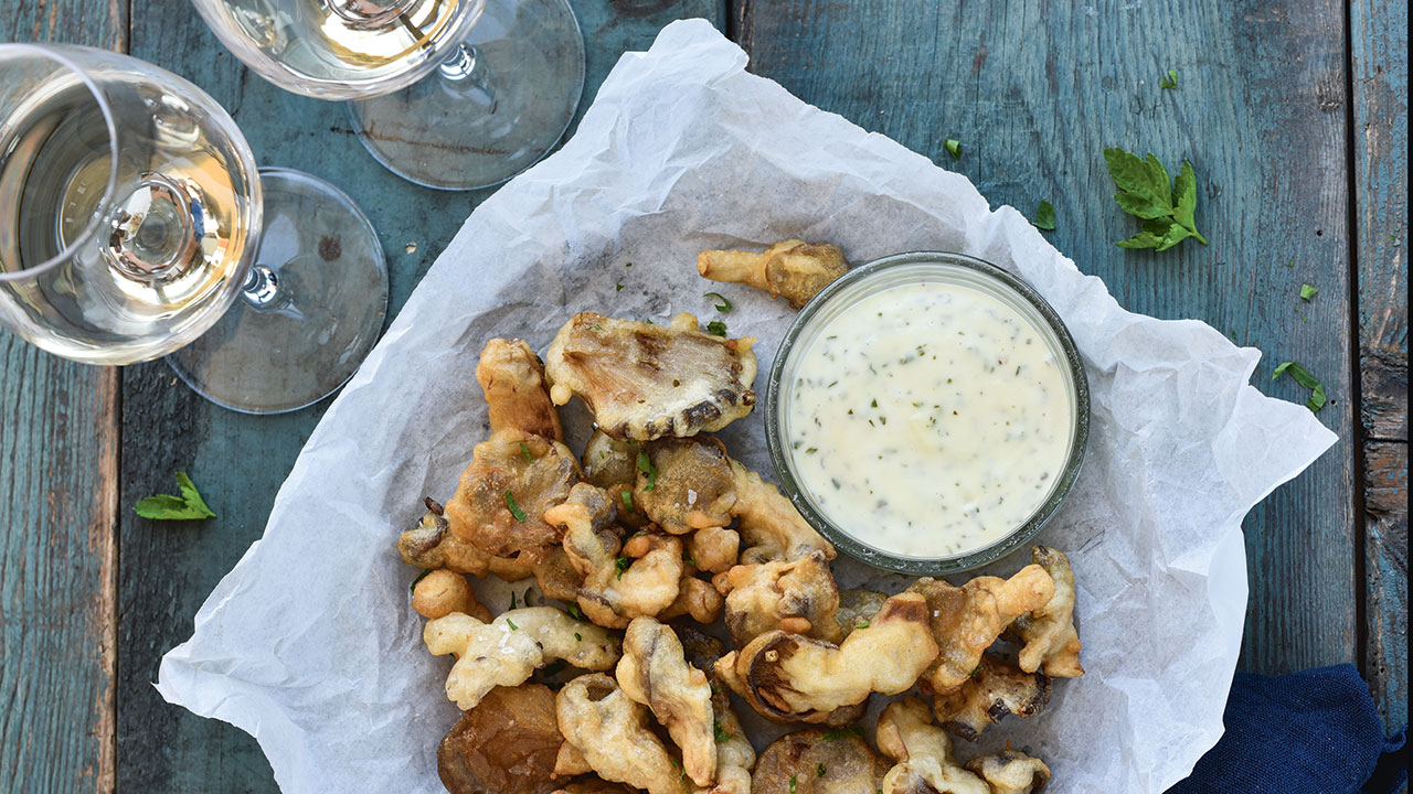 Friterede østershatte med løvstikkemayo