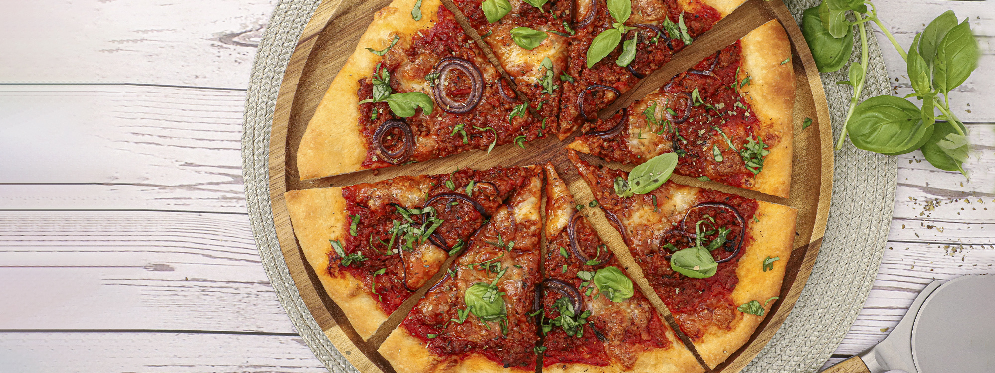 Pizza med kødsauce og rødløg