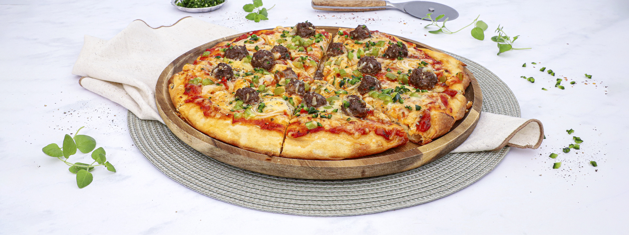 Pizza med spicy kødboller, peber og løg