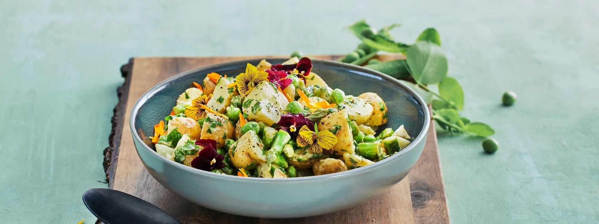 Grøn kartoffelsalat med asparges og ærter