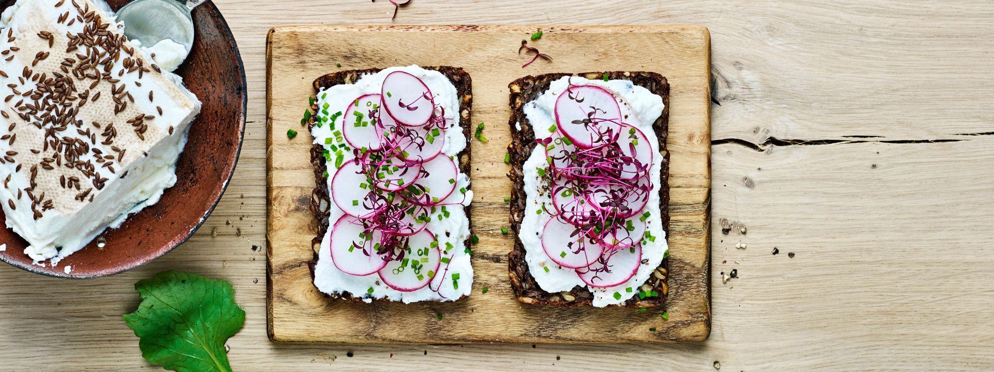 Rugbrød med radiser og rygeost